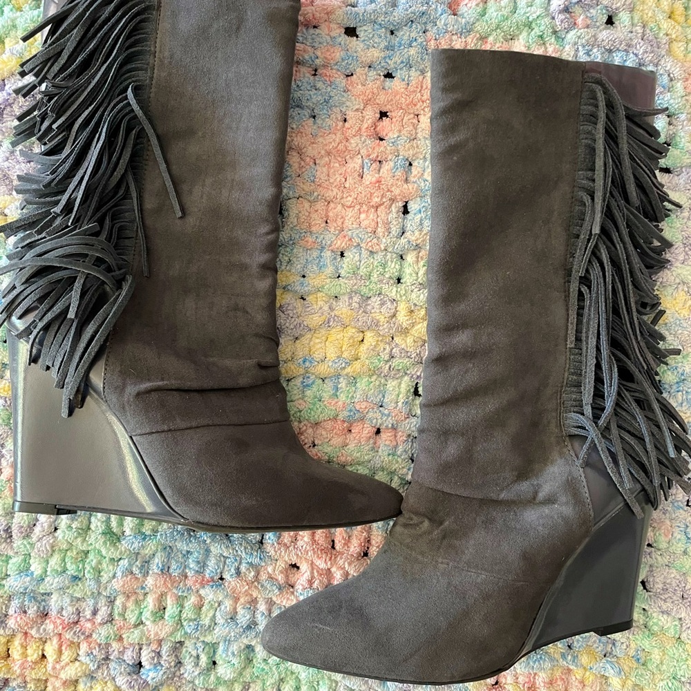 Fringed wedge boots